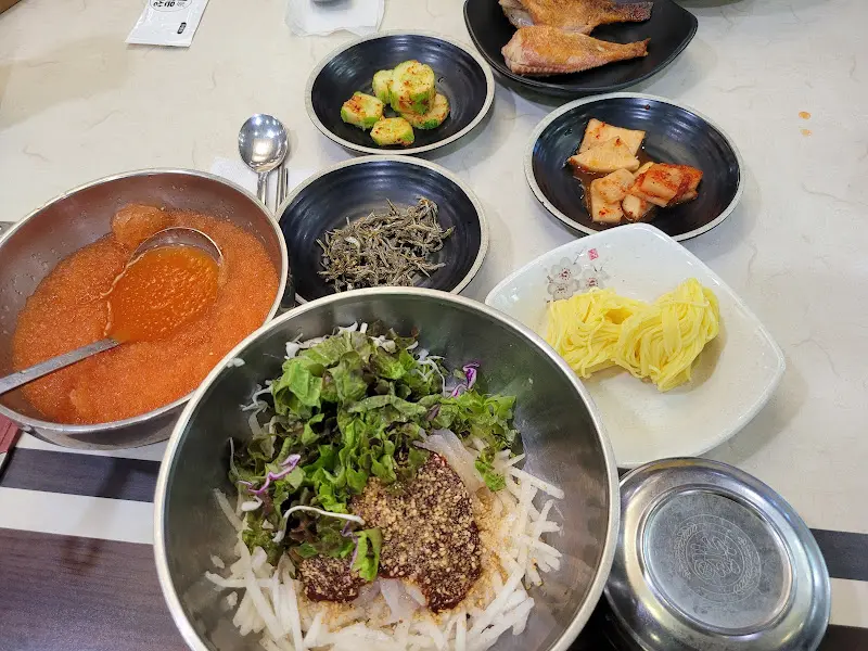 물회와 함께 제공되는 다양한 밑반찬들의 모습