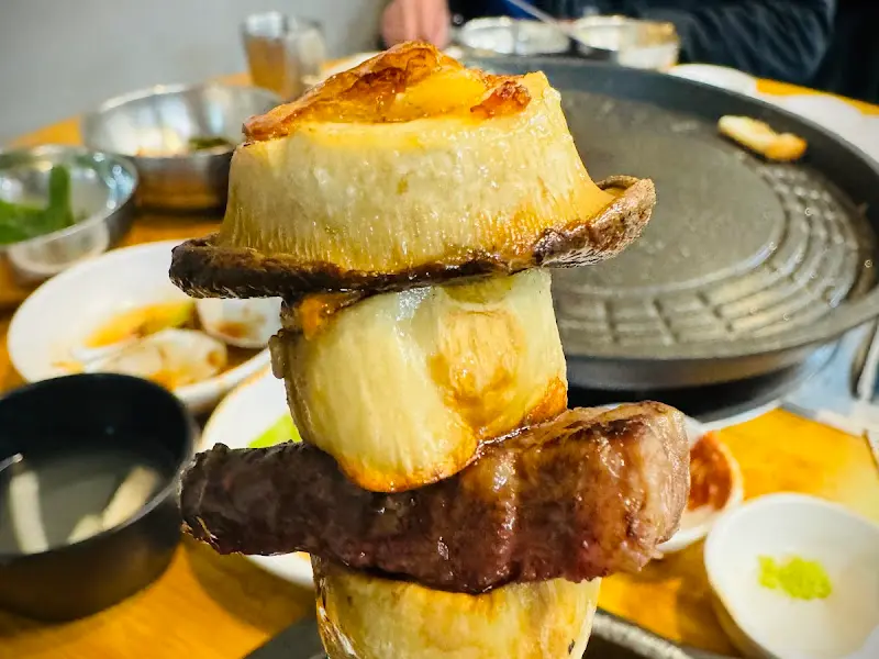 탑처럼 쌓아올린 구운 버섯과 고기