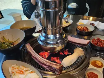 기장 바다 바람결에 녹아든 낭만, 로아누갈비에서 맛보는 황홀한 우대갈비 맛집 기행