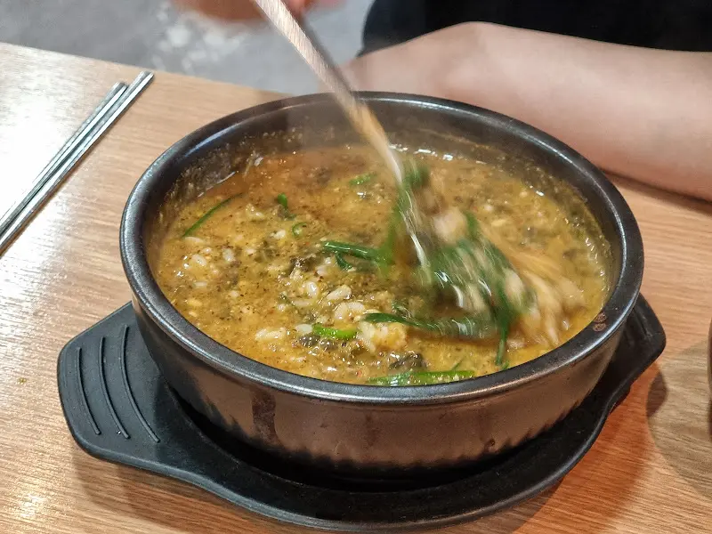 추어탕에 국수 사리를 넣은 모습