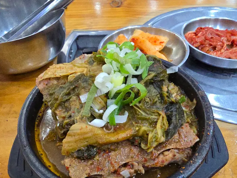 푸짐한 양의 뼈해장국