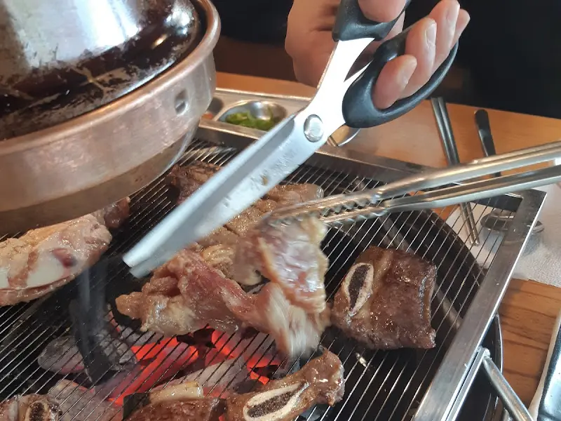 고기를 자르는 모습