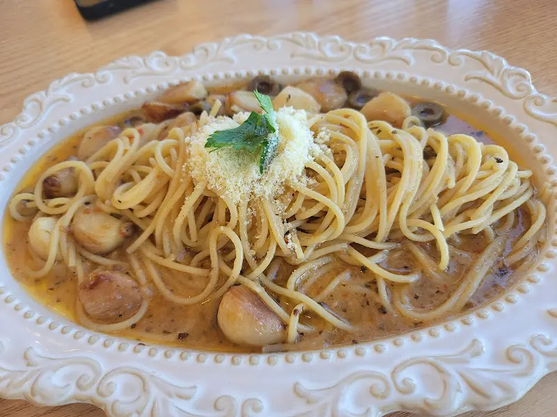 접시에 담긴 해산물 오일 파스타