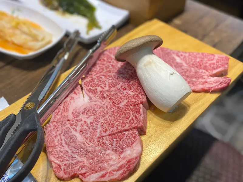 마블링이 환상적인 한우 모듬과 새송이버섯