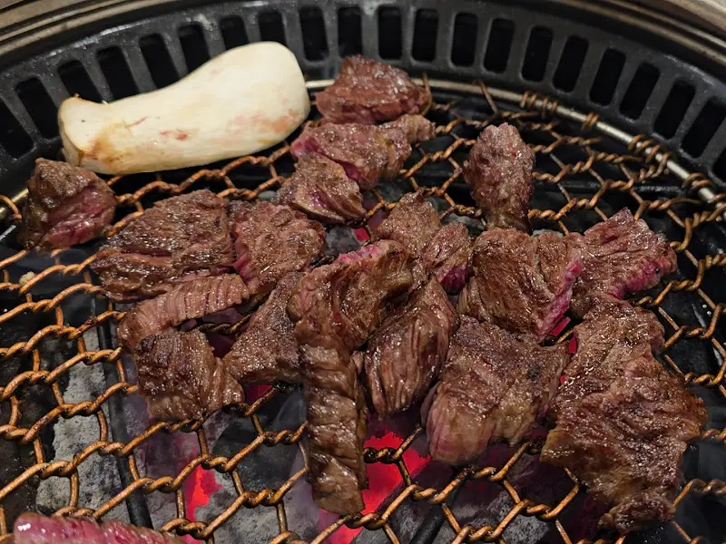 숯불 위에서 구워지는 한우