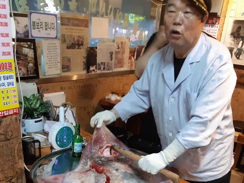 홍어 손질 중인 사장님