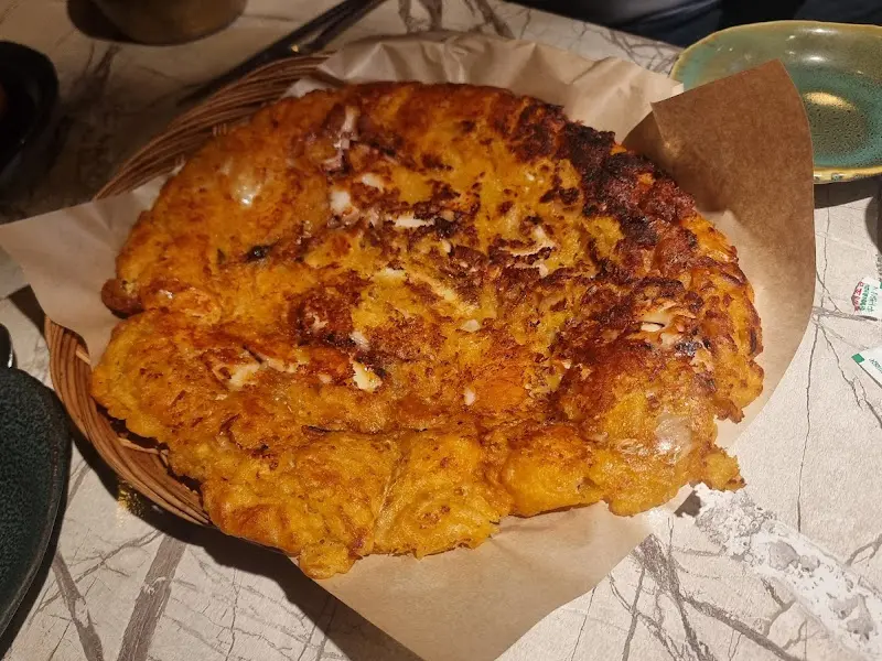 노릇노릇하게 구워진 김치전