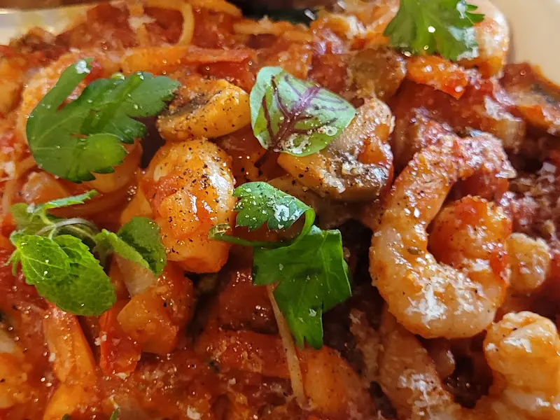 탱글탱글한 새우가 듬뿍 들어간 토마토 파스타