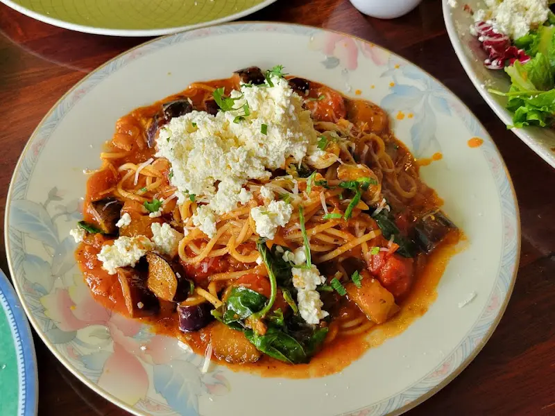 토마토 소스 파스타 위에 올려진 치즈