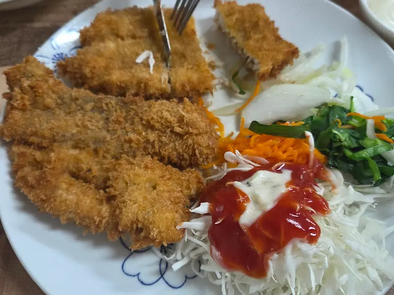 돈까스 써는 모습