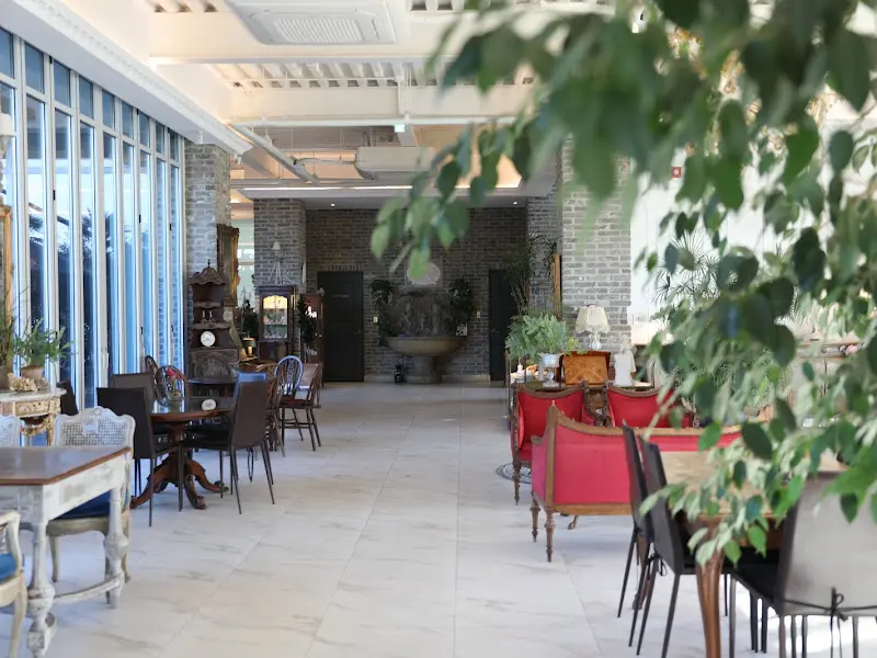 앤틱 가구들로 꾸며진 2층 내부