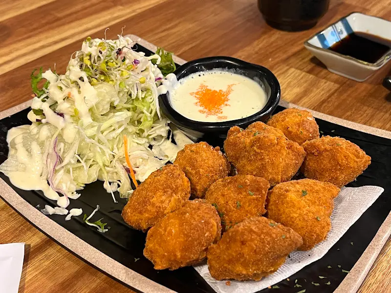 갓 튀겨져 나온 치킨 가라아게와 신선한 샐러드가 함께 담겨 있는 모습