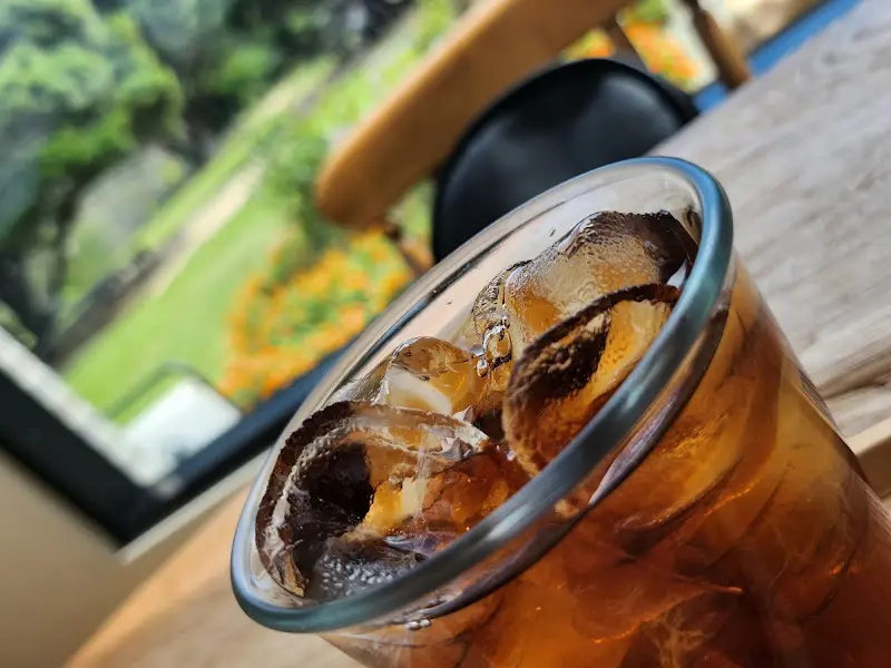 테이블 위에 놓인 음료