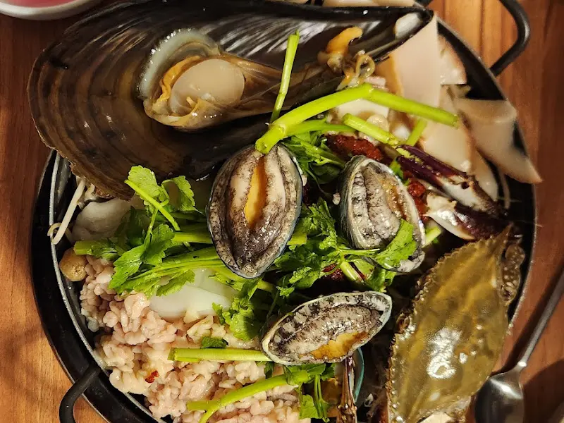 푸짐한 해산물이 가득 담긴 해물탕