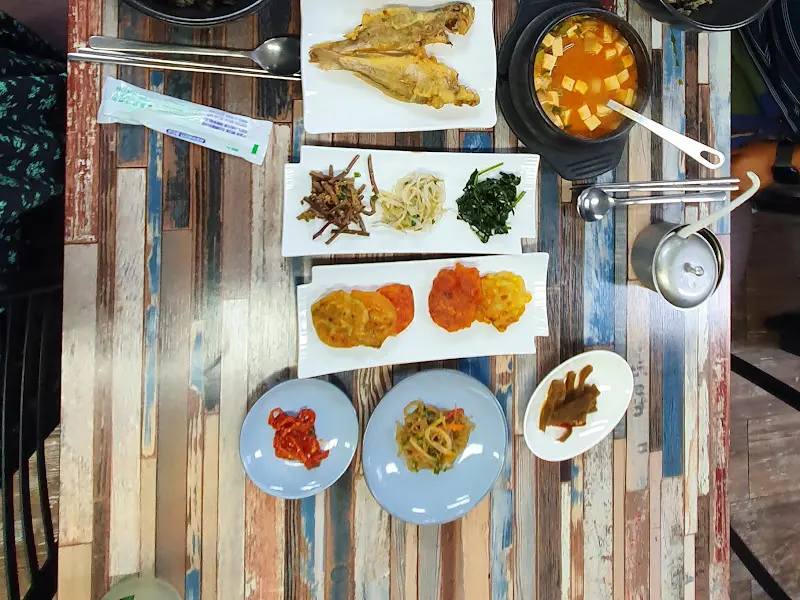 다양한 반찬들이 테이블 위에 놓여진 항공샷