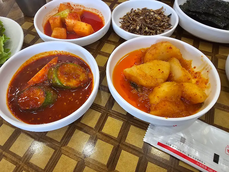 맛깔스러운 밑반찬들