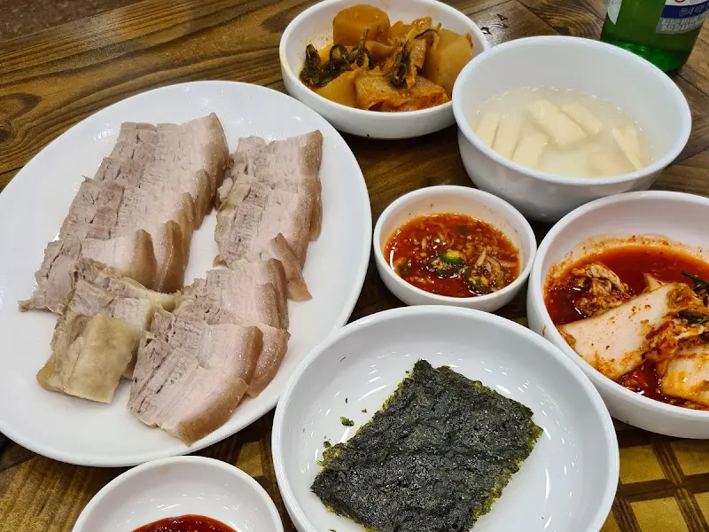 수육과 함께 즐기는 풍성한 한 상