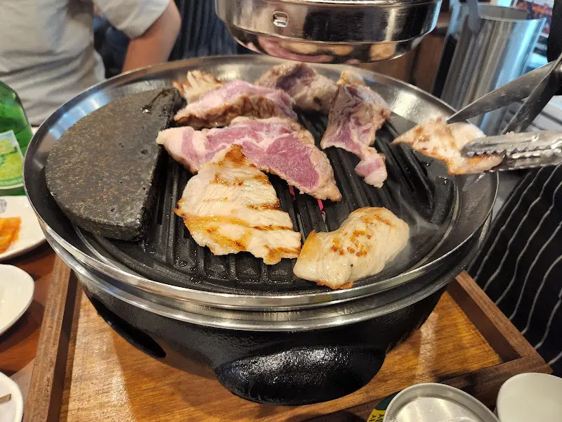 고반식당 불판 위에서 맛있게 익어가는 고기