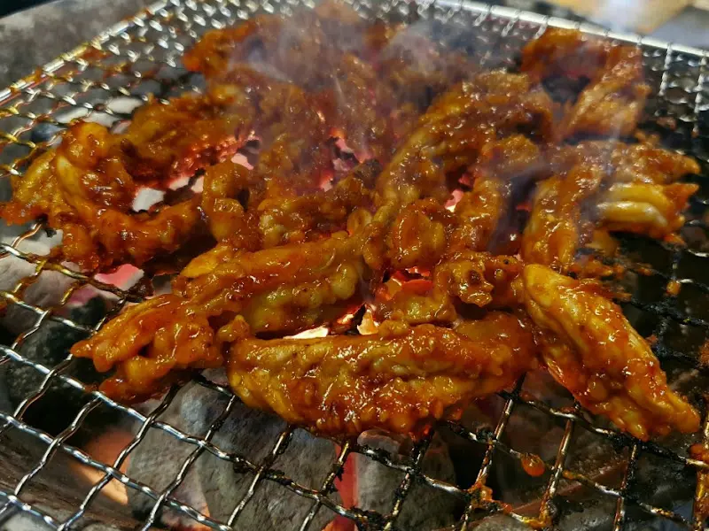 숯불 위에서 맛있게 익어가는 닭목살