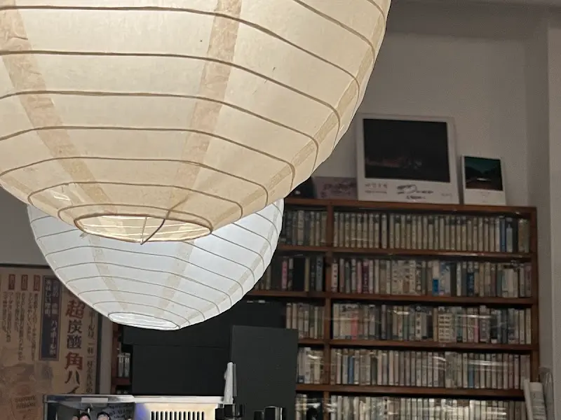 이자카야 벽면에 다양한 그림과 사진들이 걸려 있어 아늑한 분위기를 더한다.