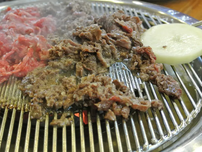 숯불 위에서 익어가는 언양불고기