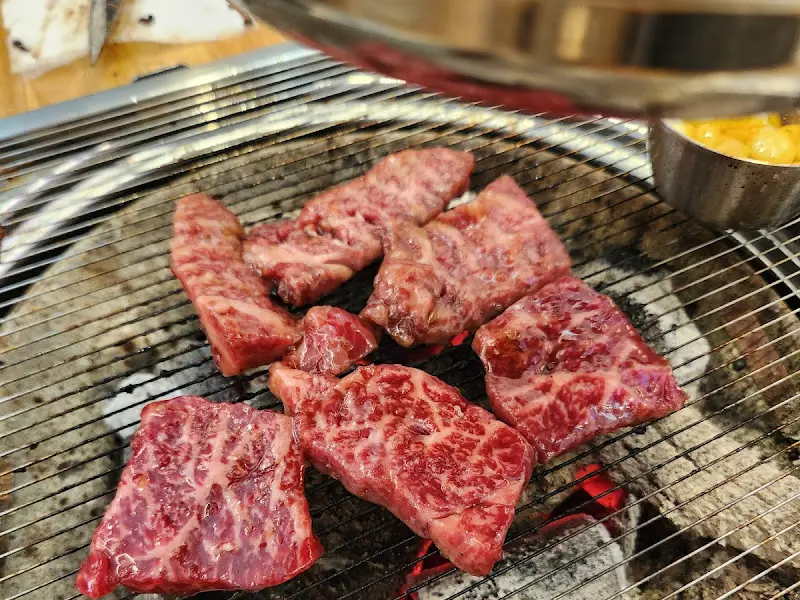 숯불 위에서 익어가는 육즙 가득한 소고기