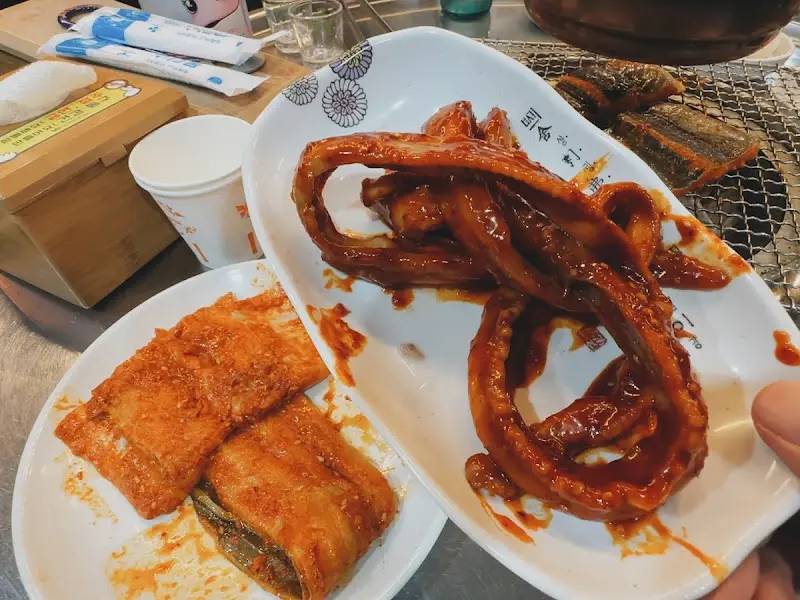 숯불 위에서 구워지는 아나고와 곰장어