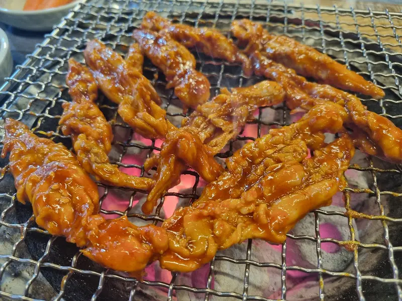 숯불 위에서 맛있게 익어가는 닭목살