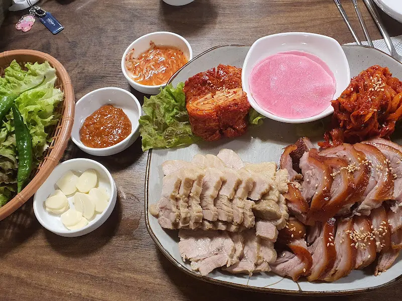 야들야들한 보쌈과 쌈 채소, 그리고 곁들임 찬들