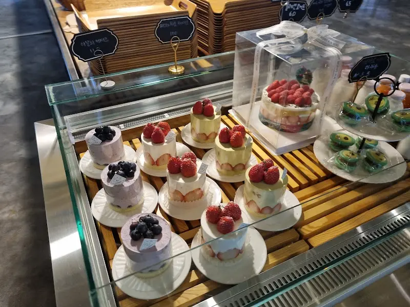 진열된 케이크와 빵