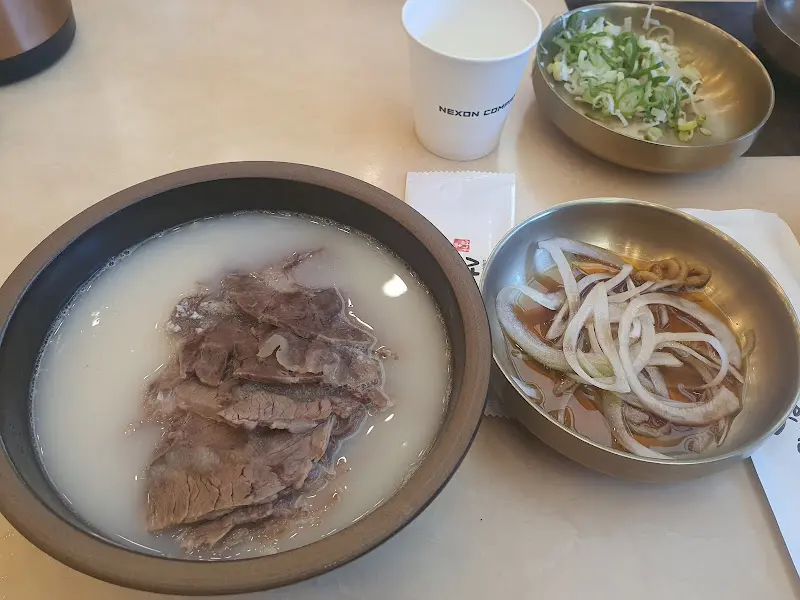 푸짐한 설렁탕 한 상 차림