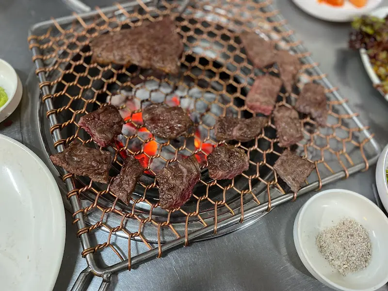 잘 구워진 소고기