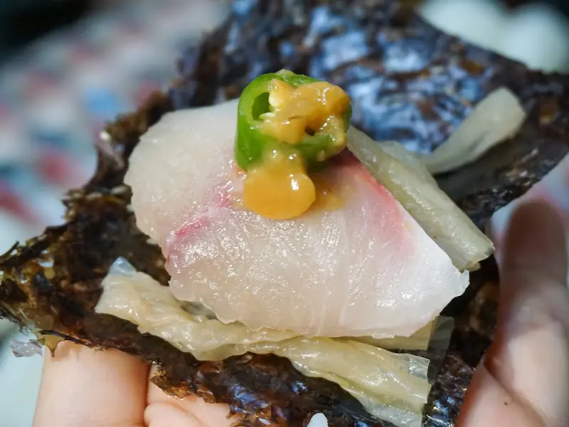 김, 밥, 고등어회, 양념, 땡초의 조화