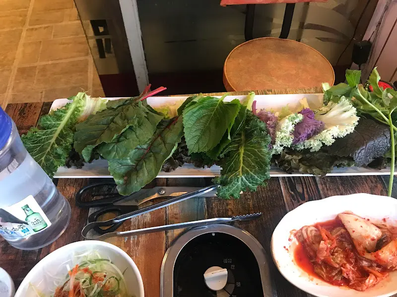 푸짐하게 제공되는 쌈 채소