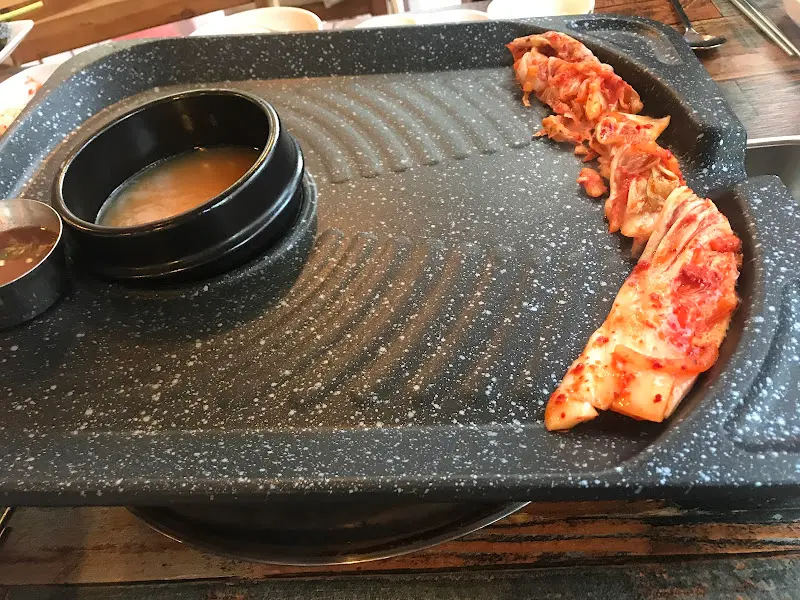 볶음밥 재료가 준비된 불판