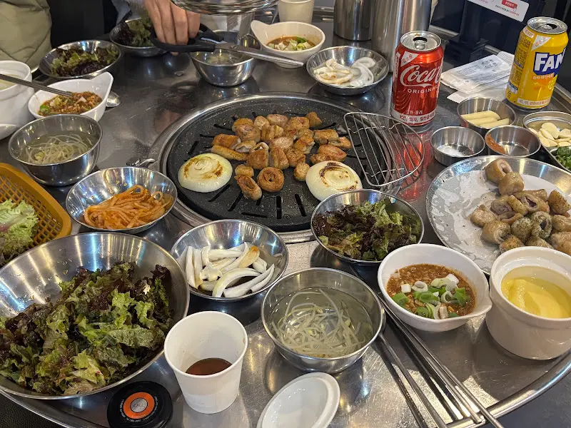 다양한 밑반찬과 소스가 차려진 테이블