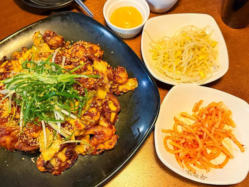 윤기가 좔좔 흐르는 직화 쭈꾸미 한 상 차림