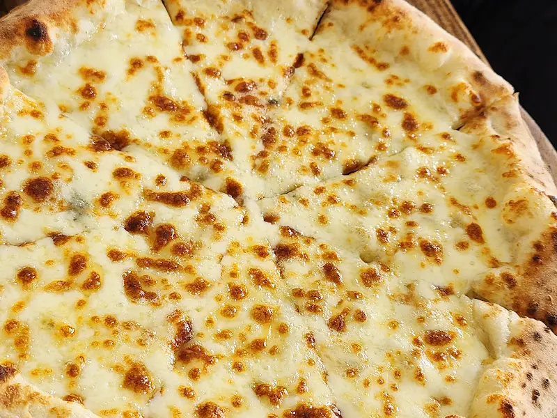 고르곤졸라 피자의 클로즈업 샷