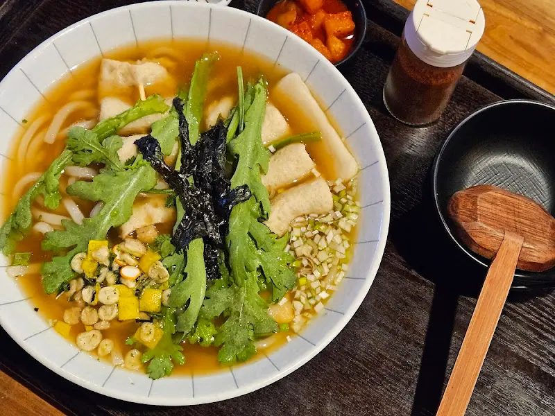 겨울에 딱 어울리는 어묵 우동