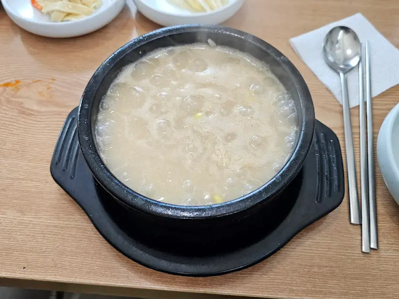 뽀얀 국물이 인상적인 황태국밥