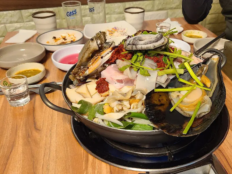 다양한 곁들임 메뉴와 해물탕