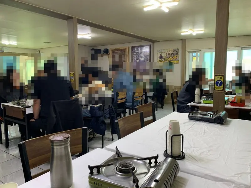 넓고 깔끔한 식당 내부