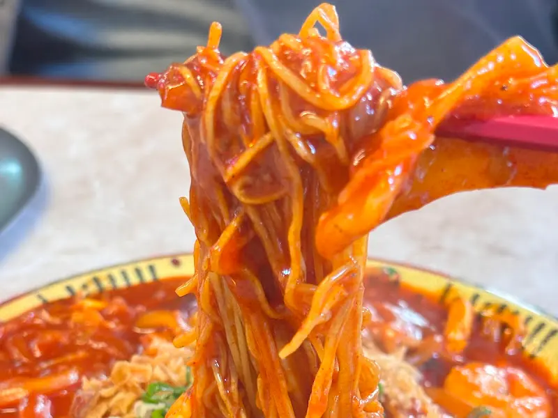 젓가락으로 야끼짜장 면을 들어올린 모습