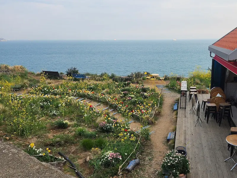 정원에서 바라본 바다