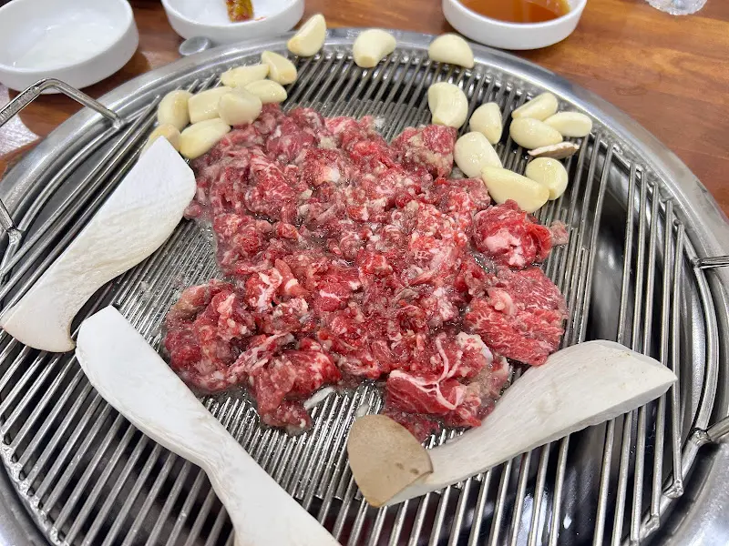 불고기, 버섯, 마늘이 함께 구워지는 모습