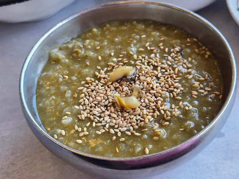 전복죽을 클로즈업한 모습