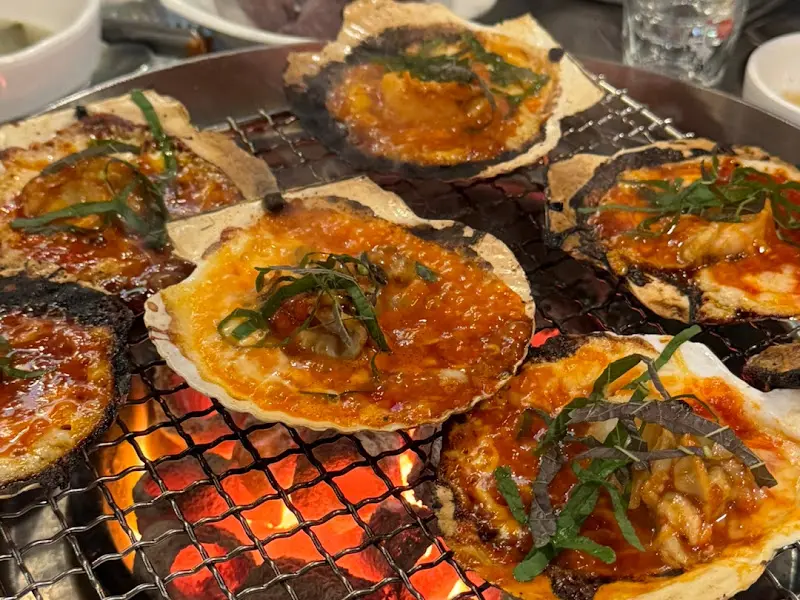 숯불 위에서 익어가는 조개구이