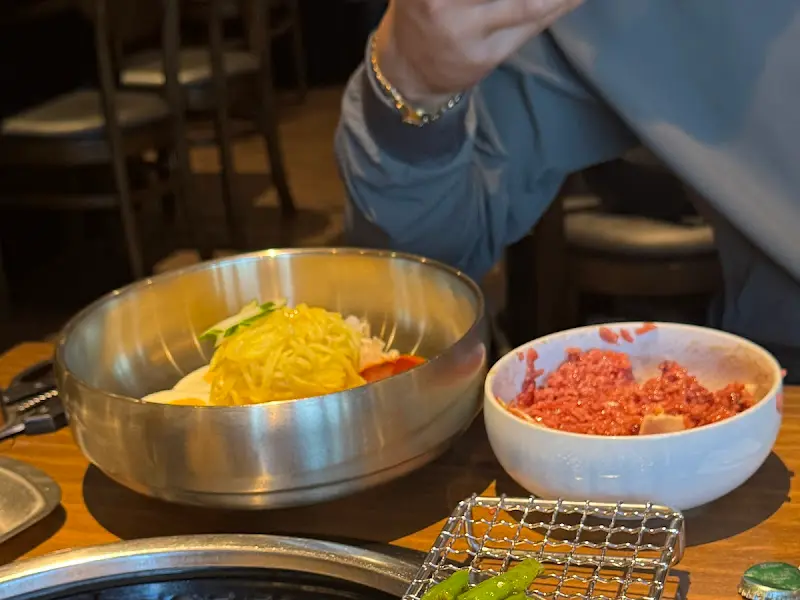 스테인리스 그릇에 담겨 나온 비빔국수