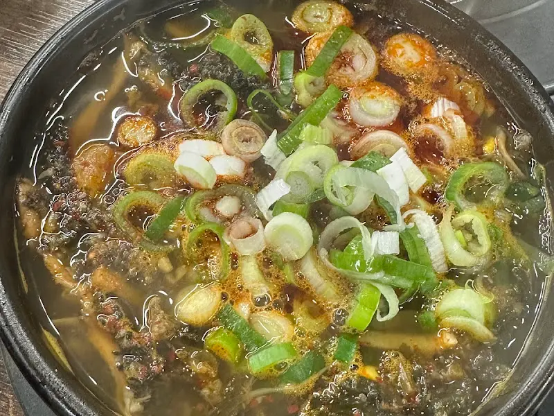 다진 파와 양념이 듬뿍 올라간 얼큰한 해장국