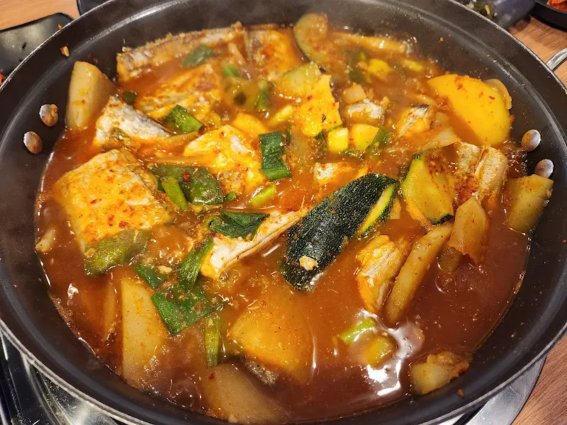보글보글 끓고 있는 119식당의 갈치찌개